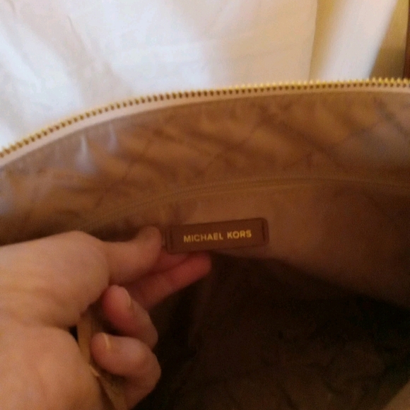 Michael Kors Jet Set MD Saffiano Leather Tote Handbag In VANILLA/LUGG - Picture 12 of 14